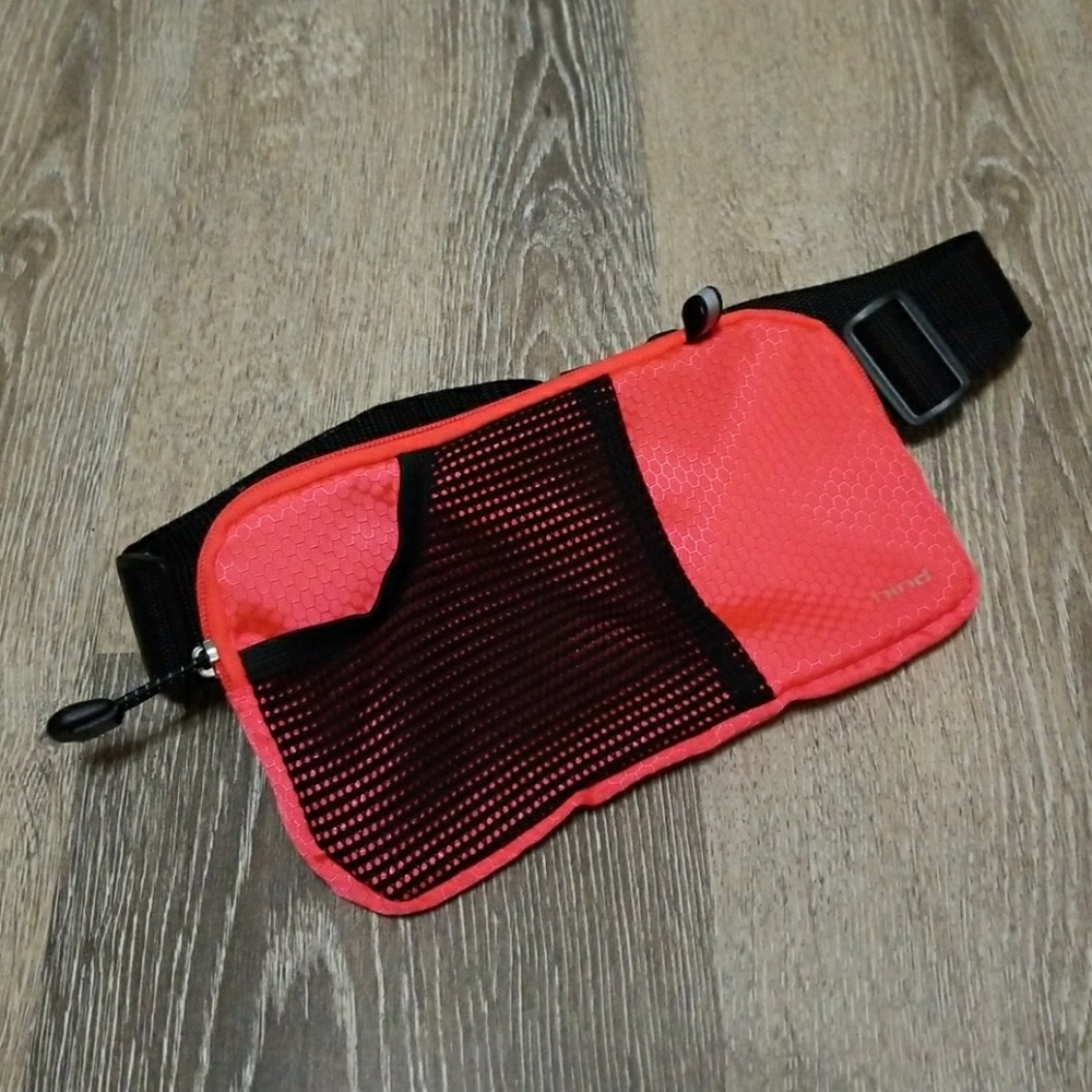 Athletic pouch waist carrier